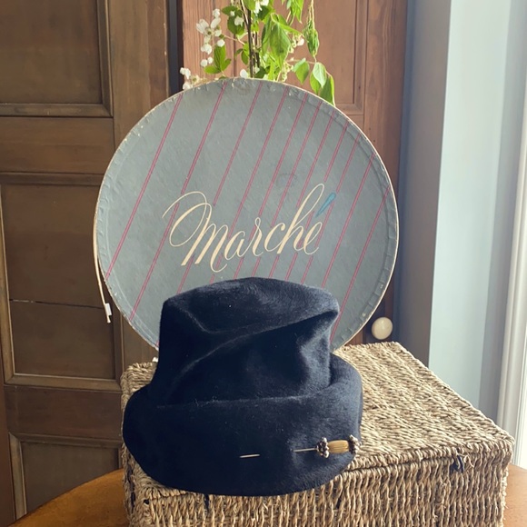 Vintage Black soft fur hat with cool hat pin - Picture 1 of 6